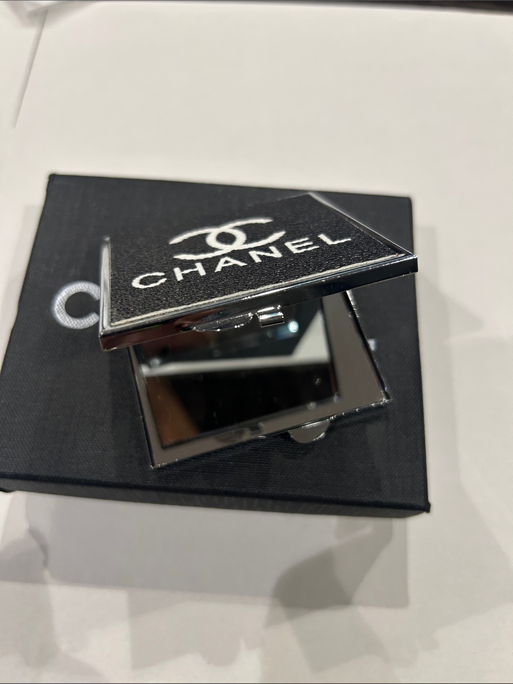 Compact Mirror - Picture 3 of 3